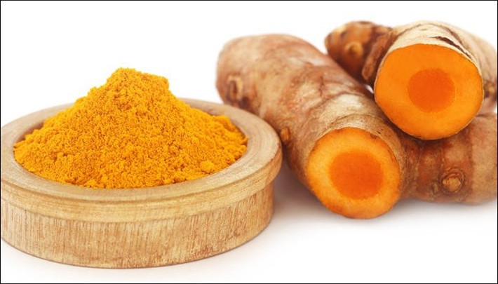 Củ nghệ: Củ nghệ là phương thuốc tốt nhất để giảm đau ở vai của bạn. Đó là do sự hiện diện của chất curcumin trong nghệ có chất chống oxy hóa và đặc tính chống viêm giúp giảm sưng và đau vai gáy. Trộn 2 muỗng canh bột nghệ và 1 muỗng canh dầu dừa. Xoa hỗn hợp này lên các vùng bị đau và để khô. Bạn cũng có thể uống sữa nghệ ấm để giảm đau.