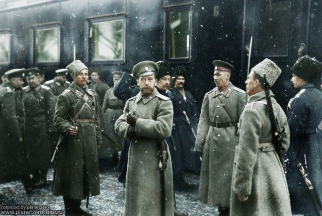 Sa hoàng Nicholas II được binh sĩ bảo vệ nghiêm ngặt năm 1916.