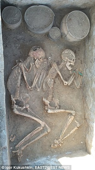 Trong khi đó, thi hài người phụ nữ đeo một số món đồ trang sức làm bằng đá quý, đồng. Đặc biệt, trên tay người phụ nữ đeo một chiếc vòng tay màu xanh lá cây.