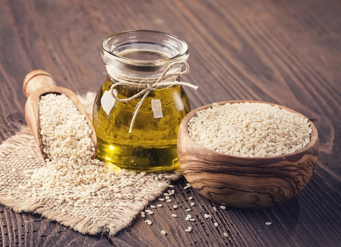 Tái tạo các tế bào da bị tổn thương: Vì dầu mè có khả năng thâm nhập nhanh chóng vào da và nó chứa đầy chất chống oxy hóa, có tác dụng làm tăng khả năng tái tạo các tế bào da bị tổn thương. Bạn có thể pha loãng dầu mè rồi thoa trực tiếp lên da và massage nhẹ nhàng cho đến khi thấm qua da.