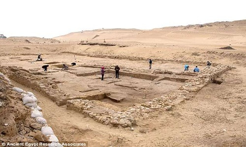 Hai công trình có niên đại khoảng 4.500 tuổi mới được các nhà khảo cổ khai quật tại Giza. Theo các chuyên gia, 2 công trình cổ xưa này rất có khả năng liên quan đến việc xây dựng các kim tự tháp ở Giza.
