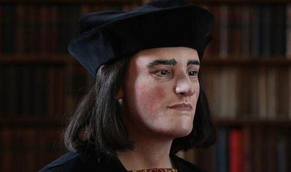 Điều này cho thấy Vua Richard III không đội nón giáp vào lúc bị tấn công trên chiến trường và bị vài người dùng vũ khí xông vào giết chết.