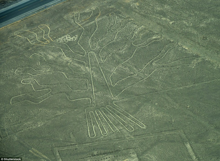 Những hình vẽ khổng lồ ở cao nguyên Nazca ở Peru được cho là có niên đại vào khoảng 2000 năm trước.