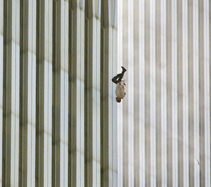 Bức ảnh lịch sử có tên "The Falling Man" khiến nhiều người rùng mình bởi nó ghi lại khoảnh khắc người đàn ông tuyệt vọng chọn cách nhảy xuống còn hơn là chết sau khi tòa tháp phía Bắc của Trung tâm thương mại thế giới bị tấn công khủng bố ngày 11/9/2001.