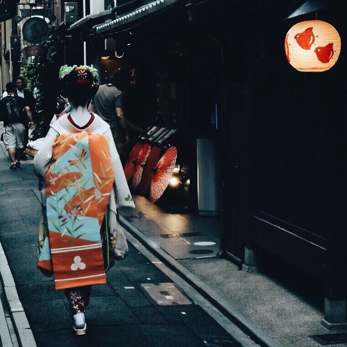 Theo đó, họ trước hết được gửi đến trung tâm đào tạo geisha từ nhỏ. Về sau, họ sẽ trở thành geisha học việc, tức Maiko trước khi trở thành geisha thực thụ.