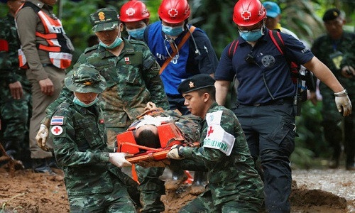 Để đảm bảo sinh tồn, 13 thành viên đội bóng đã nằm yên, hạn chế chuyển động và uống nước nhỏ xuống từ nhũ đá.