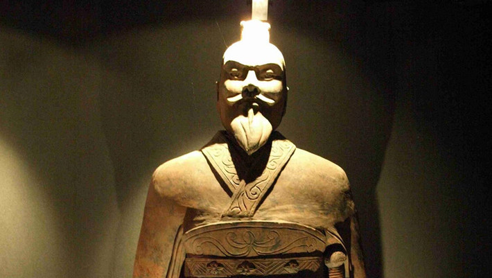 Có quan điểm cho rằng, do Tần Thủy Hoàng theo đuổi giấc mơ trường sinh bất lão nên uống nhiều loại thuốc có chứa thành phần độc hại như thủy ngân.