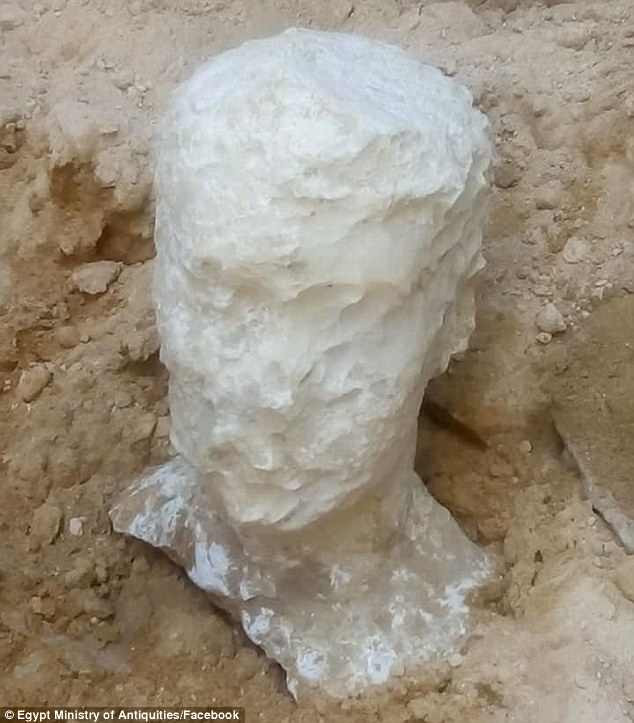 Nằm bên cạnh quan tài bằng đá "khủng" trên là một đầu bằng đá ngọc thạch khổng lồ. Các chuyên gia suy đoán nó có thể thuộc về chủ nhân ngôi mộ.