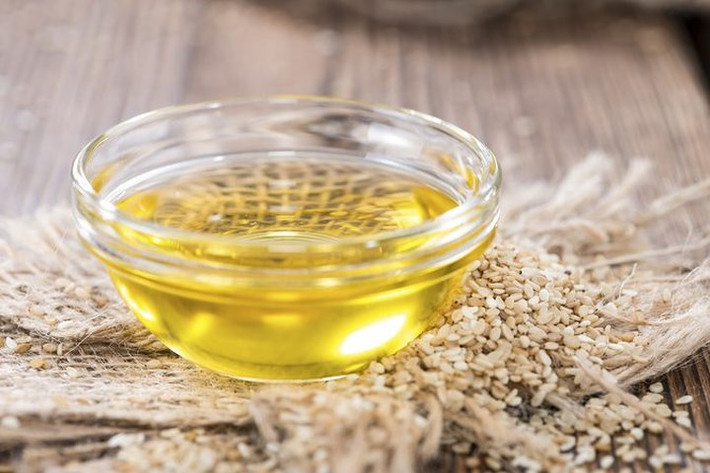 Tẩy tế bào da chết: Loại bỏ các tế bào da chết trên lớp trên cùng của da cũng là loại bỏ các chất ô nhiễm, vi khuẩn và bã nhờn vốn là nguyên nhân gây ra hầu hết các vấn đề về da. Trộn 3 thìa dầu mè với một thìa mật ong và nửa cốc yến mạch ngâm nước. Đắp mặt nạ này lên da, massage da nhẹ nhàng rồi để trong khoảng nửa giờ và sau đó rửa sạch.