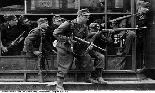 Tiền thân của sư đoàn Dirlewanger của Đức quốc xã được thành lập vào ngày 14/6/1940. Khi ấy, trùm phát xít Hitler đã thực hiện ân xá cho những kẻ bị kết tội săn bắn trái phép ở Bavaria và Áo.