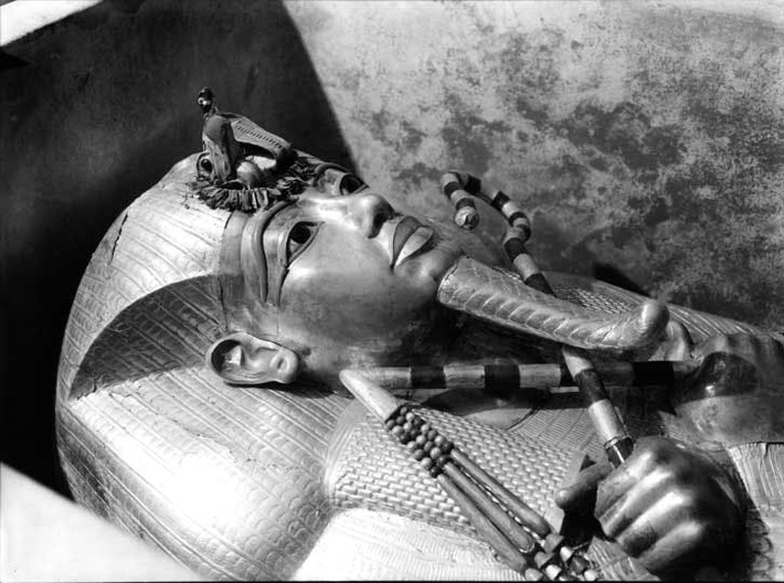 Tuy nhiên, sau khi mở lăng mộ pharaoh Tutankhamun, hàng loạt cái chết bí ẩn xảy đến với các thành viên trong nhóm khảo cổ của ông Carter.