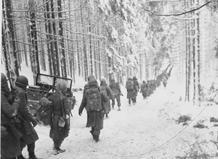Đến tháng 12/1944, trước thời tiết xấu khiến quân đồng minh phải tạm dừng tiến công, Hitler ra lệnh cho binh sĩ thực hiện cuộc phản công bất ngờ ở vùng rừng Ardennes.