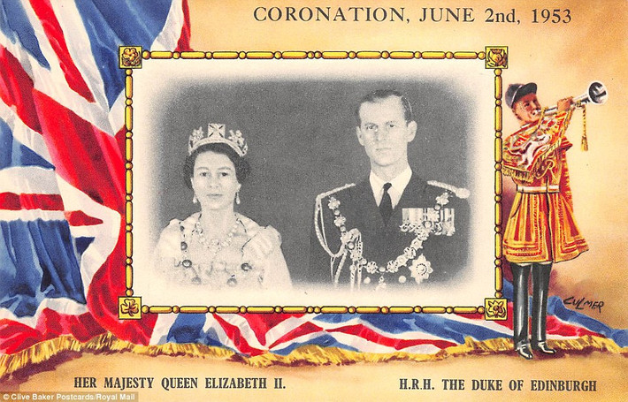 Hình ảnh lễ đăng quang Nữ hoàng Elizabeth II năm 1953 xuất hiện trang trọng trên nhiều tấm bưu thiếp.