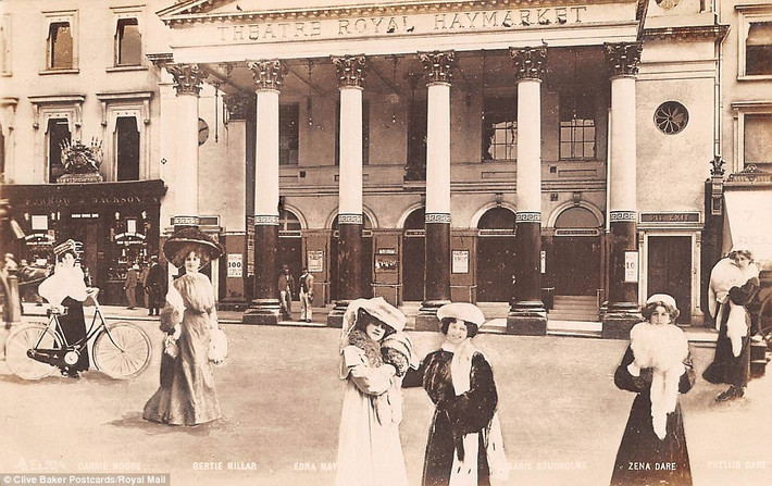 Nhà hát Hoàng gia Haymarket hiện lên tráng lệ và cổ kính qua tấm bưu thiếp có từ những năm 1980.