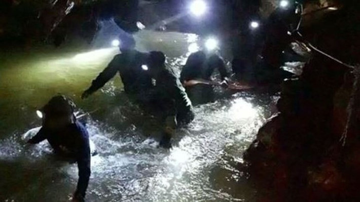 Vào ngày 4/7, nhà sư Kruba Boonchum Yannasangwalo đến hang Tham Luang để thực hiện một nghi lễ tôn giáo lần thứ 3. Khi ấy, nhà sư không đưa ra lời tiên toán nào khi tuân theo lời thề giữ im lặng kể từ ngày 1/7. Một trong những người tháp tùng nói rằng, nhà sư đã cầu nguyện cho các cậu bé đội bóng Thái Lan ra khỏi hang an toàn.