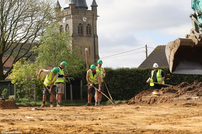 Hài cốt 125 binh sĩ tử trận trọng trận chiến Ypres diễn ra ở Flanders, Bỉ mới được các chuyên gia phát hiện tại khu vực chiến trường hồi Chiến tranh thế giới 1.