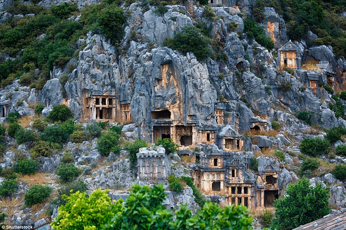 Những ngôi mộ đá lâu đời nhất của người Lycia ở Myra - thị trấn cổ xưa nằm trong vùng Lycia thuộc tỉnh Antalya của Thổ Nhĩ Kỳ. Myra được cho là ra đời vào thế kỷ 1 trước Công nguyên và là một phần của Đế quốc Macedonia vào thế kỷ 4 trước Công nguyên.
