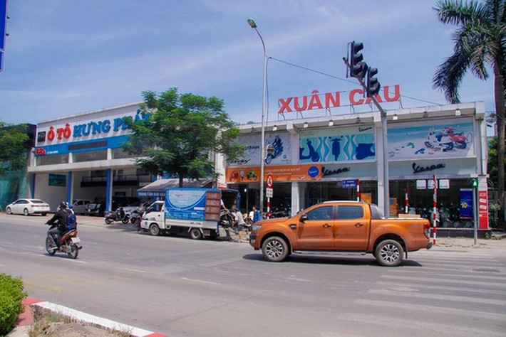 Hàng loạt công trình dưới danh nghĩa quy hoạch dự án cây xanh, bãi đỗ xe và công trình phụ trợ dịch vụ “bám” trên những khu đất “vàng” dọc mặt tiền đường Lê Văn Lương ngay sát công viên hồ điều hoà Nhân Chính, nơi có mật độ các dự án chung cư cao tầng dày đặc của Hà Nội.