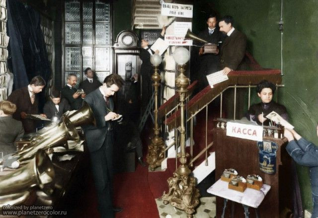 Bên trong một cửa hàng máy quay đĩa than (gramophone) ở thành phố Petersburg của Nga năm 1910.