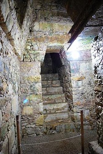 Theo các chuyên gia, "Nữ hoàng Đỏ" sống vào khoảng thời gian từ năm 600 - 700. Người phụ nữ này qua đời khi khoảng 60 tuổi.