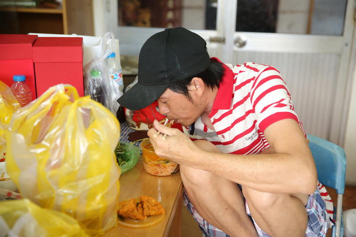 Hình ảnh danh hài Hoài Linh ăn mì tôm, bánh mì bình dân trong hậu trường hay trong cuộc sống đời thường khiến fan nể phục.