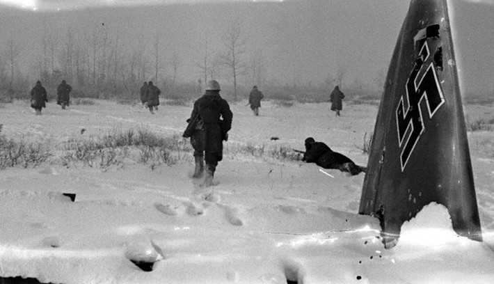 Một máy bay của phát xít Đức bị Liên Xô bắn hạ tại Leningrad năm 1943.