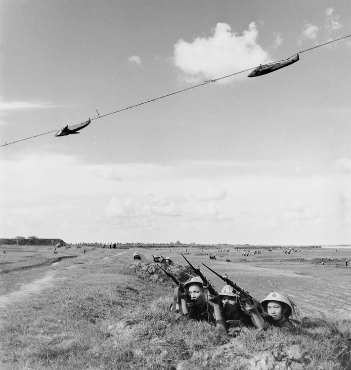Một nhóm dân quân tập ngắm bắn máy bay giả treo trên dây tại Thanh Trì, Hà Nội tháng 9/1965.