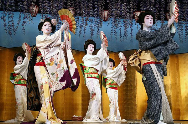 Phụ nữ thường là những fan hâm mộ của geisha. Họ xem geisha biểu diễn là sự vinh hạnh.
