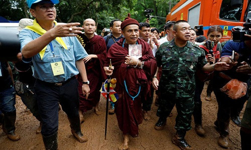 Bangkok Post mới đưa tin, trong thời gian gia đình 12 cậu bé thuộc đội bóng Thái Lan bị mắc kẹt trong hang Tham Luang, nhà sư Thái Lan Kruba Boonchum Yannasangwalo đã đến để cầu nguyện và trấn an tinh thần cho người nhà các em.
