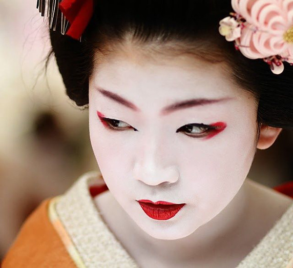Do các nàng geisha chỉ chuyên phục vụ tiệc rượu nên các buổi tiệc trà do các nàng Maiko phụ trách. Đây là một phần quá trình học việc để trở thành geisha của Maiko.
