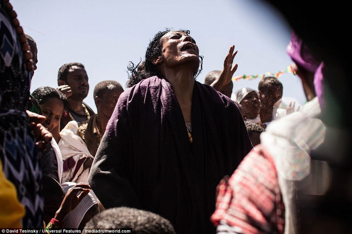 Một số người khóc lóc, gào thét khi thực hiện nghi lễ trừ tà ở Ethiopia.