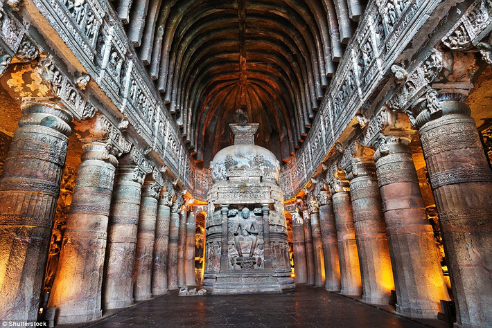 Ajanta là một quần thể gồm 30 hang động có kích cỡ khác nhau được phát hiện trên một sườn đồi đối diện với con suối hẹp có tên Waghora. Nơi đây được xem là một kho tàng nghệ thuật Ấn Độ cũng như Phật giáo.