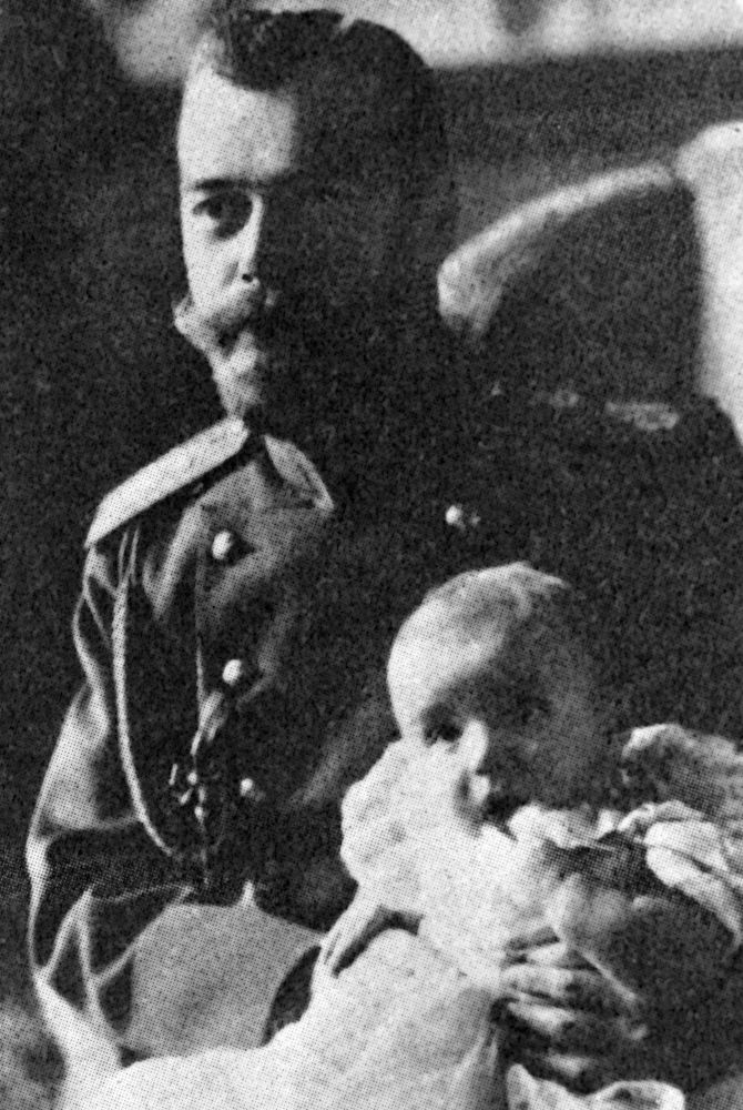 Sa hoàng Nicholas II bị lưu đày ở Ekaterinburg cùng với hoàng hậu Alexandra, 5 người con và nhóm người hầu sau khi bị phế truất vào năm 1917.