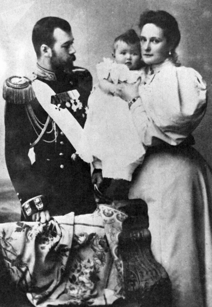 Thi thể của các thành viên trong gia đình Sa hoàng Nicholas II bị tưới axit và chôn chung trong một chiếc hố.