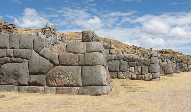 Người Inca nổi tiếng với việc xây dựng nhiều công trình khổng lồ và kiên cố bằng cách xếp những khối đá khít nhau mà không cần đến vữa. Những khối đá xếp khít nhau đến nỗi không có gì có thể lọt qua dù là nhỏ nhất.