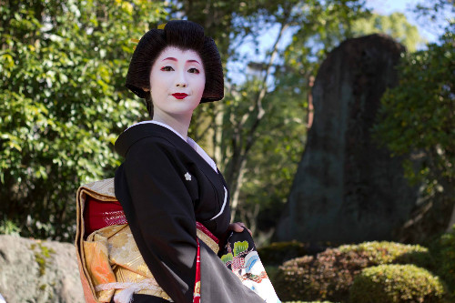 Không chỉ xuất hiện trong các bữa tiệc rượu của nam giới, geisha còn biểu diễn trong các buổi tiệc của phụ nữ.