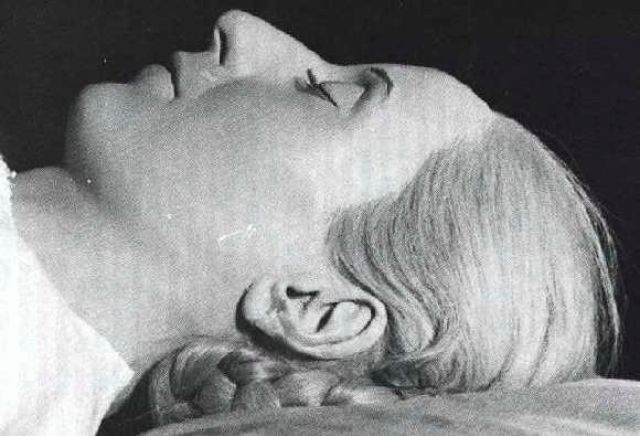Eva "Evita" Perón là một trong những phụ nữ được người dân yêu mến nhất ở Argentina. Bà là vợ thứ hai của Tổng thống Argentina Juan Peron. Bà trở thành Đệ nhất phu nhân của Argentina từ năm 1946 cho tới khi qua đời vào năm 1952 vì căn bệnh ung thư.