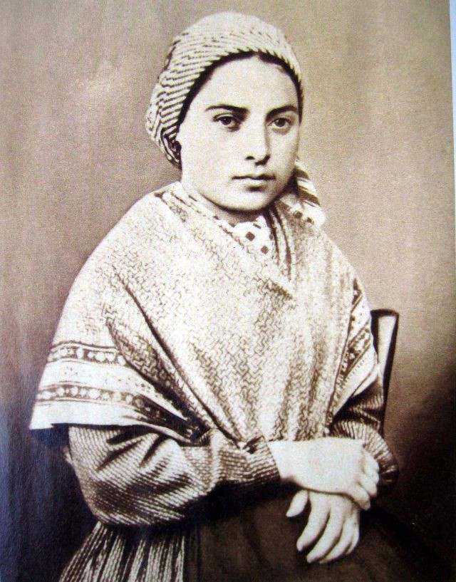 Vào năm 1879, Thánh Bernadette qua đời khi 35 tuổi. Một điều kỳ diệu, khó lý giải đã xảy ra là thi hài Thánh Bernadette không có dấu hiệu bị phân hủy.