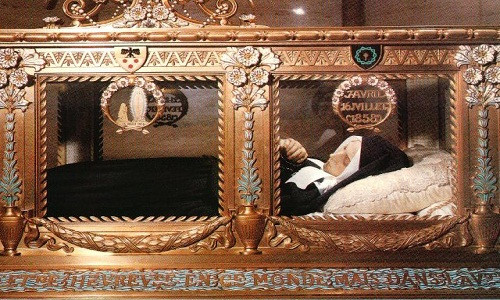 Đến năm 1909, thi hài Thánh Bernadette được khai quật lên. Khi ấy, mọi người không khỏi kinh ngạc bởi thi thể của bà còn vẹn nguyên và trông giống như đang ngủ. Hiện thi hài Thánh Bernadette được lưu giữ và trưng bày tại nhà nguyện tại vùng Lourdes.