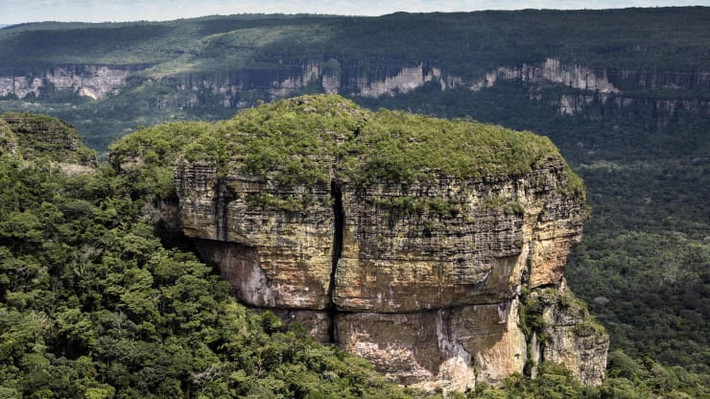 Chiribiquete là công viên quốc gia lớn nhất ở Colombia. Nơi đây nổi tiếng với sự đa dạng thực vật lớn của vùng Amazon và khu rừng nhiệt đới, núi non kỳ vĩ.