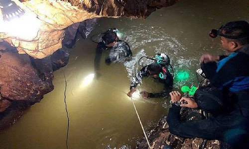 Tất cả nạn nhân này bị mắc kẹt ở đây từ ngày 23/6 khi đang khám phá hang. Những thợ lặn tham gia cứu hộ cho hay việc đưa đội bóng ra khỏi hang động có thể mất nhiều tuần hoặc thậm chí là nhiều tháng.
