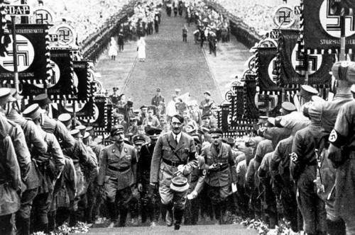 Đến đầu thế kỷ 20, biểu tượng Swastika của người Aryan trở thành một biểu tượng chung của chủ nghĩa dân tộc Đức. Về sau, Hitler sử dụng biểu tượng Swastika nhưng với ý nghĩa hoàn toàn khác.