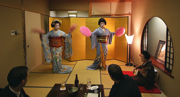Một sự thật gây bất ngờ về các nàng geisha Nhật Bản là họ sẽ không được kết hôn khi làm công việc này. Nếu từ bỏ công việc geisha, họ có thể có cuộc sống hôn nhân như mọi người.