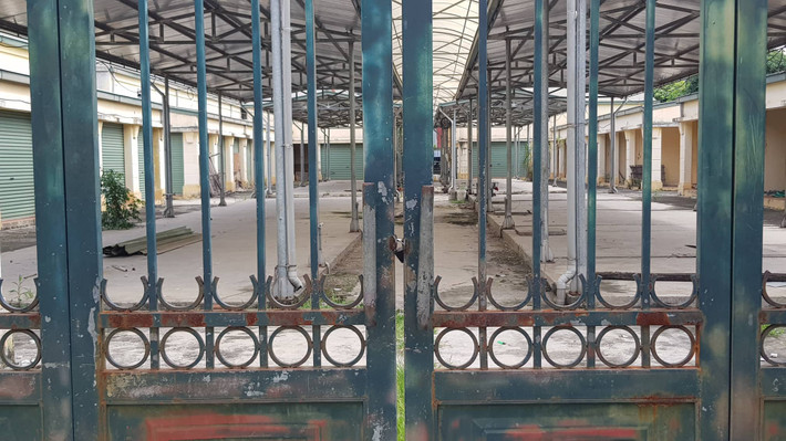 Dự án được triển khai thi công từ năm 2013 trên diện tích hơn 7000m2 , tuy nhiên trong quá trình triển khai xây dựng đã có những sai phạm. Sau khi hoàn thành, chợ Lai Cách lâm cảnh dường như “bỏ không” khi chỉ một vài kiot hoạt động kinh doanh, còn lại đa số bỏ không, chợ chính trong cảnh cửa đóng then cài đến nay.