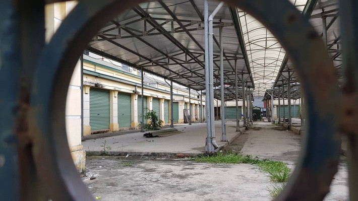 Chợ chính bên trong không một bóng người.