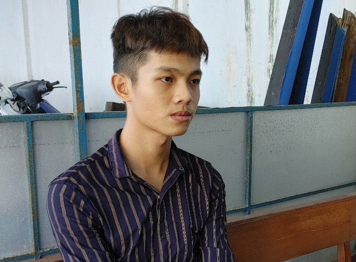 Mẹ làm đơn tố kẻ xâm hại con gái: Ngày 12/6, Công an tỉnh An Giang cho biết, Cơ quan CSĐT mới đây đã khởi tố bị can, bắt tạm giam Lê Thành Trọng (SN 2006, thị trấn An Châu, huyện Châu Thành) về tội “Hiếp dâm người dưới 16 tuổi”. Quen qua mạng xã hội và nảy sinh tình cảm với em V. (SN 2009, xã Đa Phước, huyện An Phú), Trọng đã hai lần quan hệ tình dục với bé gái. Khi thấy con gái có dấu hiệu bất thường, mẹ của bé gái gặng hỏi mới hay con gái mình bị xâm hại. Sau đó làm đơn tố cáo Trọng đến cơ quan Công an.