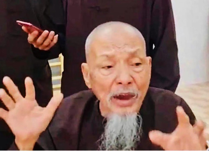 Cáo trạng nêu rõ, từ năm 2019 đến năm 2021, lợi dụng quyền tự do ngôn luận các bị can trên đã sử dụng thiết bị điện tử (máy tính, điện thoại) để quay các đoạn clip đăng tải trên các nền tảng mạng xã hội như facebook, youtube cá nhân những chứa các nội dung sai sự thật, bịa đặt nhằm xuyên tạc, tuyên truyền, kích động xúc phạm uy tín của Công an huyện Đức Hòa, xúc phạm Phật giáo, gây ảnh hưởng đến an ninh trật tự ở địa phương.