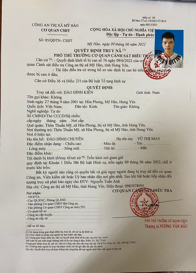 Trước đó, tối 9/6, lợi dụng trời mưa lớn nhiều ngày, nhóm người này đã đục tường, bỏ trốn khỏi nhà tạm giữ Công an Thị xã Mỹ Hào, tỉnh Hưng Yên. Cùng ngày, lãnh đạo Công an huyện Mỹ Hào đã ra khởi tố bị can, đồng thời ra quyết định truy nã đối với 5 người trên.