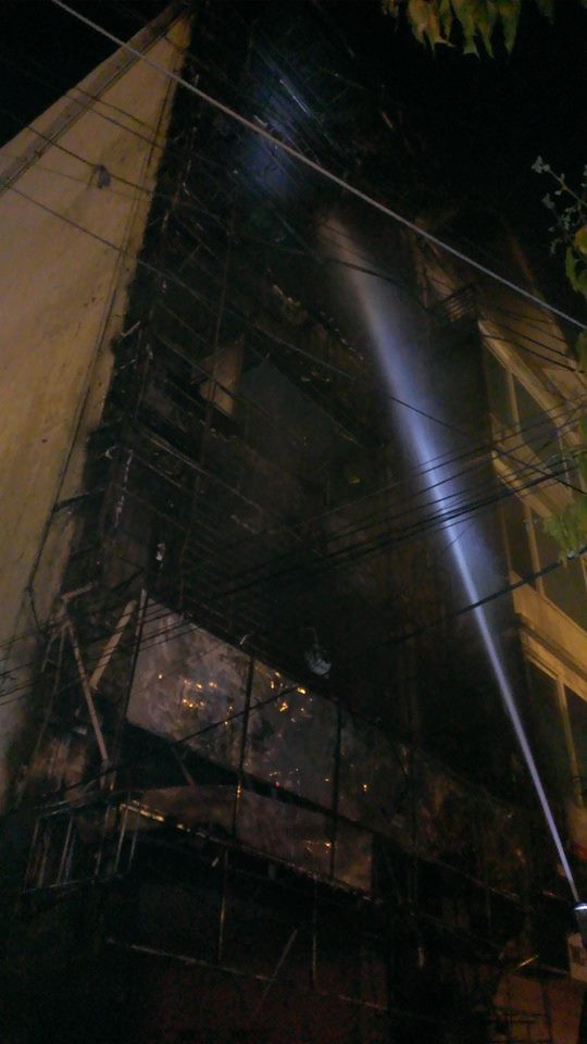 Theo ghi nhận của PV tại hiện trường, đám cháy thiêu rụi hoàn toàn mặt tiền ngôi nhà 5 tầng.