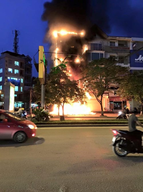 Khoảng 18h30 ngày 12/4, một ngọn lửa bốc lên từ tầng 5 chi nhánh Ngân hàng Thương mại cổ phần Quốc Dân, số 158 Nguyễn Khánh Toàn, Hà Nội.